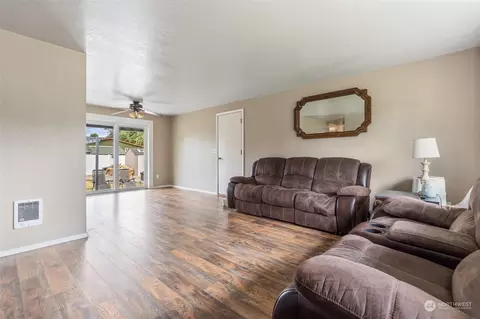 Living - 539 3rd Ave NW, Chehalis, WA 98532 photo 1 of 5