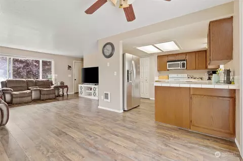 Living - 539 3rd Ave NW, Chehalis, WA 98532 photo 5 of 5