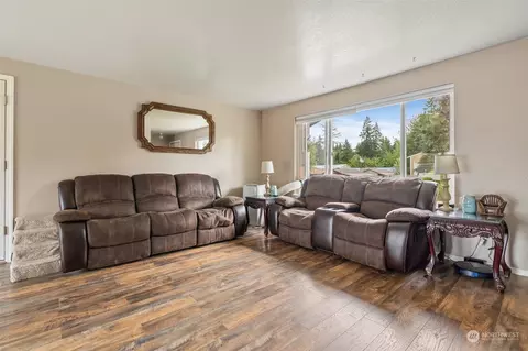 Living - 539 3rd Ave NW, Chehalis, WA 98532 photo 2 of 5