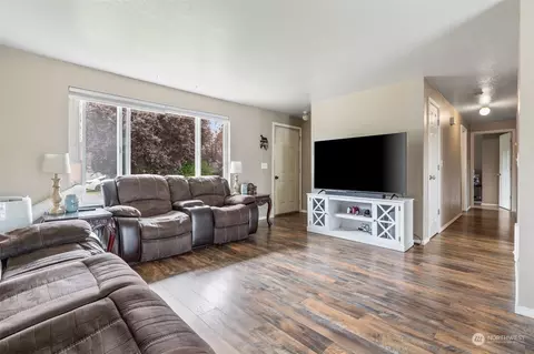 Living - 539 3rd Ave NW, Chehalis, WA 98532 photo 4 of 5