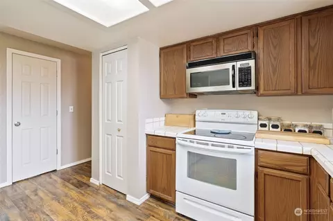 Kitchen - 539 3rd Ave NW, Chehalis, WA 98532 photo 2 of 3