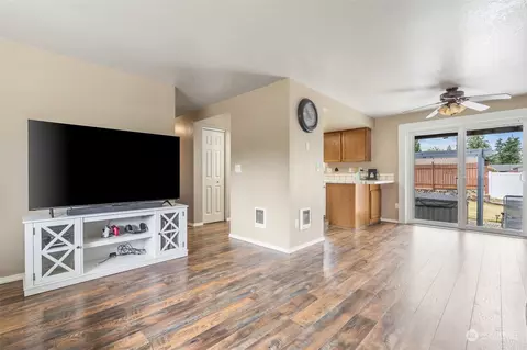 Living - 539 3rd Ave NW, Chehalis, WA 98532 photo 3 of 5