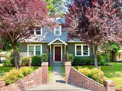 7876 Maple Ave SE, Snoqualmie, WA 98065