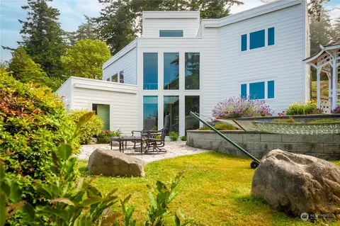 2520 Taft Dr, Lummi Island, WA 98262