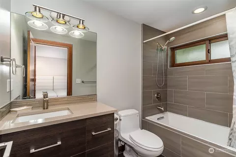 Bath - 2304 141st Pl SE, Mill Creek, WA 98012 photo 3 of 4