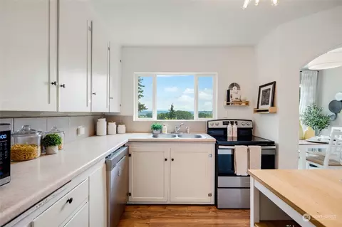 Kitchen - 5530 S 3rd Ave, Everett, WA 98203 photo 2 of 3