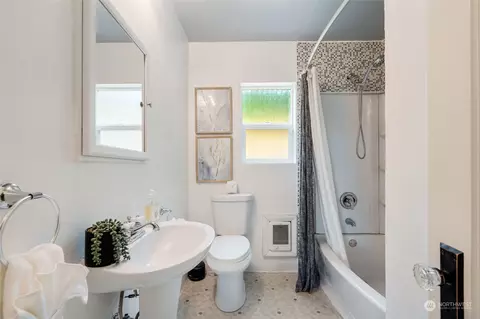 Bath - 5530 S 3rd Ave, Everett, WA 98203 photo 1 of 1