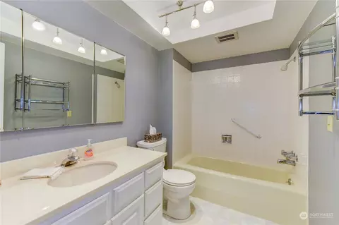 Bath - 8414 Maple Ln, Edmonds, WA 98026 photo 2 of 3