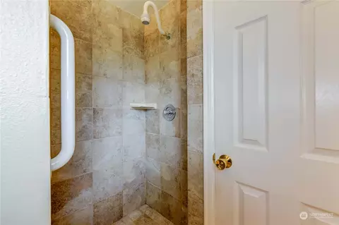Bath - 8414 Maple Ln, Edmonds, WA 98026 photo 1 of 3