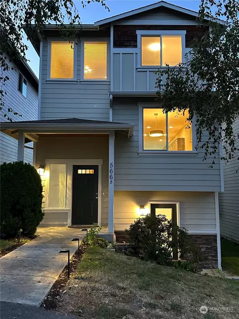 566 E Marine View Dr #B, Everett, WA 98201