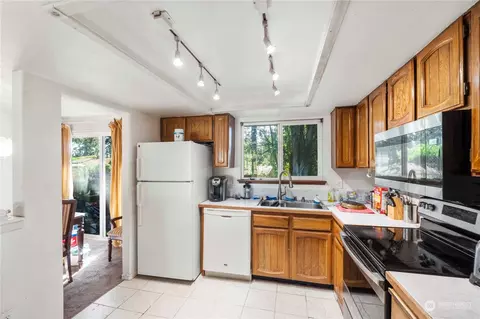 Kitchen - 19217 10th Ave E, Spanaway, WA 98387 photo 2 of 3