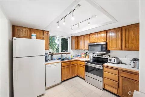 Kitchen - 19217 10th Ave E, Spanaway, WA 98387 photo 1 of 3