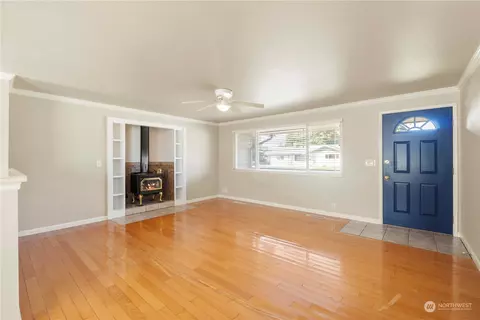 Living - 1163 Garfield St, Enumclaw, WA 98022 photo 2 of 4