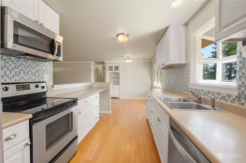 Kitchen - 1163 Garfield St, Enumclaw, WA 98022 photo 2 of 2