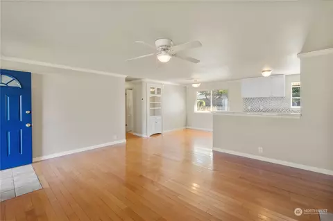 Living - 1163 Garfield St, Enumclaw, WA 98022 photo 3 of 4