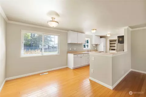 Living - 1163 Garfield St, Enumclaw, WA 98022 photo 4 of 4