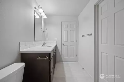 Bath - 1027 E Cascade St, Othello, WA 99344 photo 2 of 4