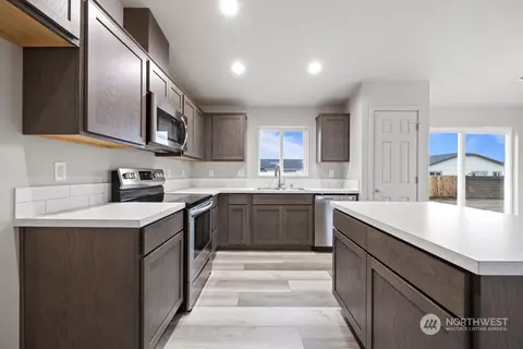Kitchen - 1027 E Cascade St, Othello, WA 99344 photo 1 of 2