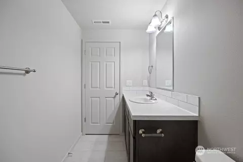 Bath - 1027 E Cascade St, Othello, WA 99344 photo 3 of 4
