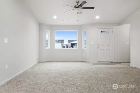 Living - 1027 E Cascade St, Othello, WA 99344 photo 1 of 2