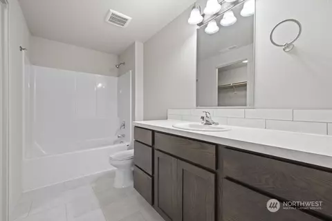 Bath - 1027 E Cascade St, Othello, WA 99344 photo 4 of 4