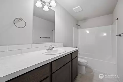 Bath - 1027 E Cascade St, Othello, WA 99344 photo 1 of 4