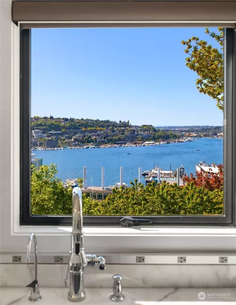 View/Area - 1100 Summit Ave E, Seattle, WA 98102 photo 6 of 8