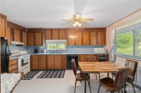 1529 Harvard St, Raymond, WA 98577 photo 5