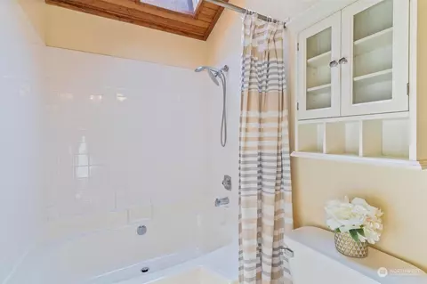 Bath - 14925 29th Dr SE, Mill Creek, WA 98012 photo 4 of 5