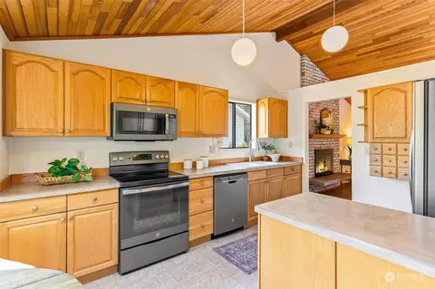 Kitchen - 14925 29th Dr SE, Mill Creek, WA 98012 photo 1 of 3