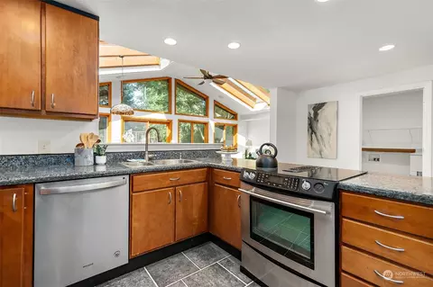 Kitchen - 10020 NE 201st St, Bothell, WA 98011 photo 4 of 5
