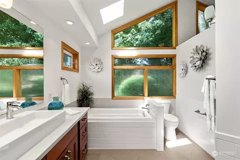 Bath - 10020 NE 201st St, Bothell, WA 98011 photo 1 of 5