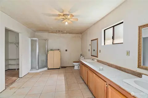 Bath - 38 Burke Rd, Cosmopolis, WA 98537 photo 2 of 2