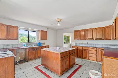 Kitchen - 38 Burke Rd, Cosmopolis, WA 98537 photo 2 of 2