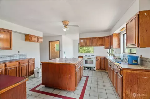 Kitchen - 38 Burke Rd, Cosmopolis, WA 98537 photo 1 of 2