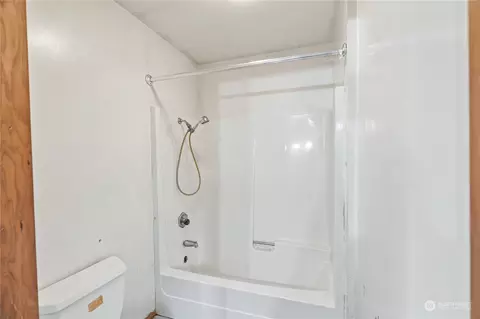 Bath - 38 Burke Rd, Cosmopolis, WA 98537 photo 1 of 2