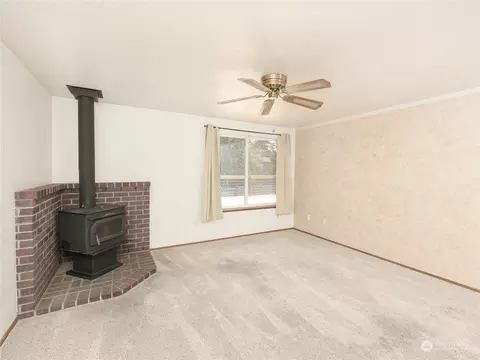 Living - 12431 46th Dr SE, Everett, WA 98208 photo 3 of 4