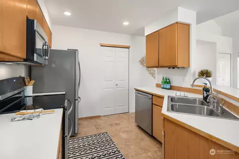 Kitchen - 1925 187th Pl SE, Bothell, WA 98012 photo 2 of 4