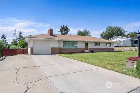 208 S 60th Ave, Yakima, WA 98908