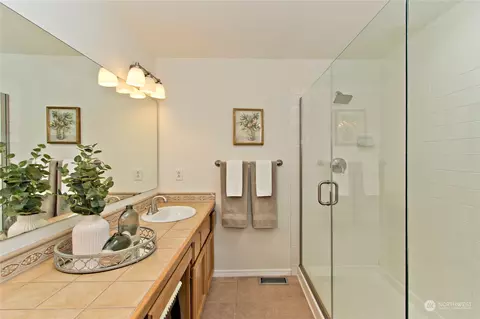 Bath - 3309 Spring Pl, Enumclaw, WA 98022 photo 2 of 4