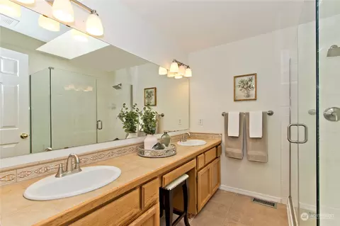 Bath - 3309 Spring Pl, Enumclaw, WA 98022 photo 3 of 4