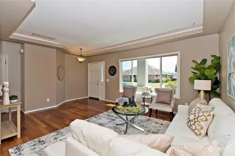 Living - 3309 Spring Pl, Enumclaw, WA 98022 photo 3 of 6