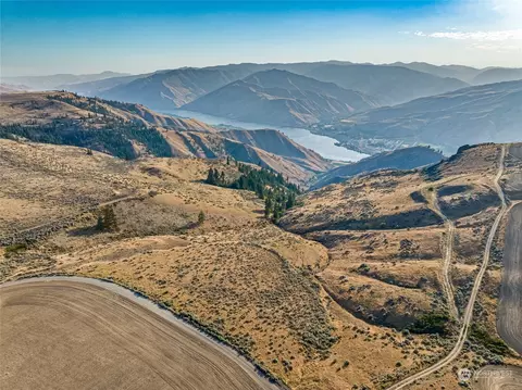 2 S Road Rd NW, Waterville, WA 98858