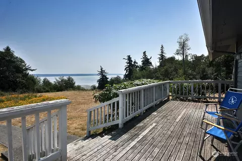 8114 Pebble Ct, Clinton, WA 98236