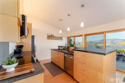 Kitchen - 494 Boyd Rd, Chelan, WA 98816 photo 2 of 3