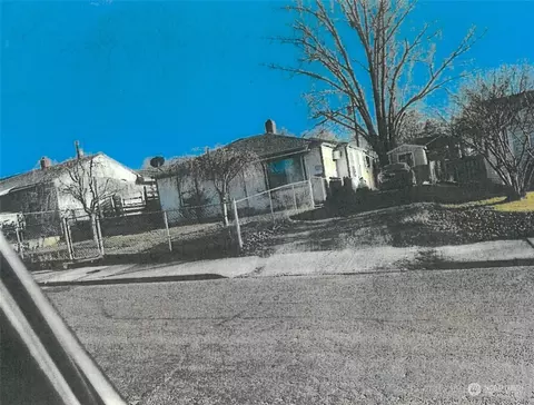 403 W Loop Dr, Moses Lake, WA 98837