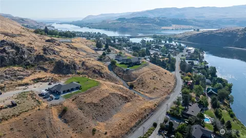 710 Riverside Dr, Pateros, WA 98846