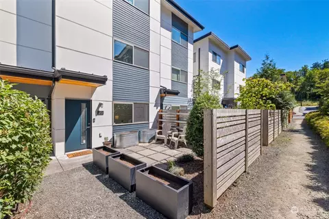 4232 S Greenbelt Station Dr, Seattle, WA 98118