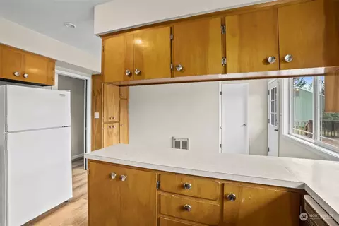 Kitchen - 339 Oxbow Rd, Raymond, WA 98577 photo 3 of 3