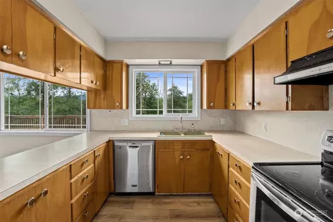 Kitchen - 339 Oxbow Rd, Raymond, WA 98577 photo 2 of 3